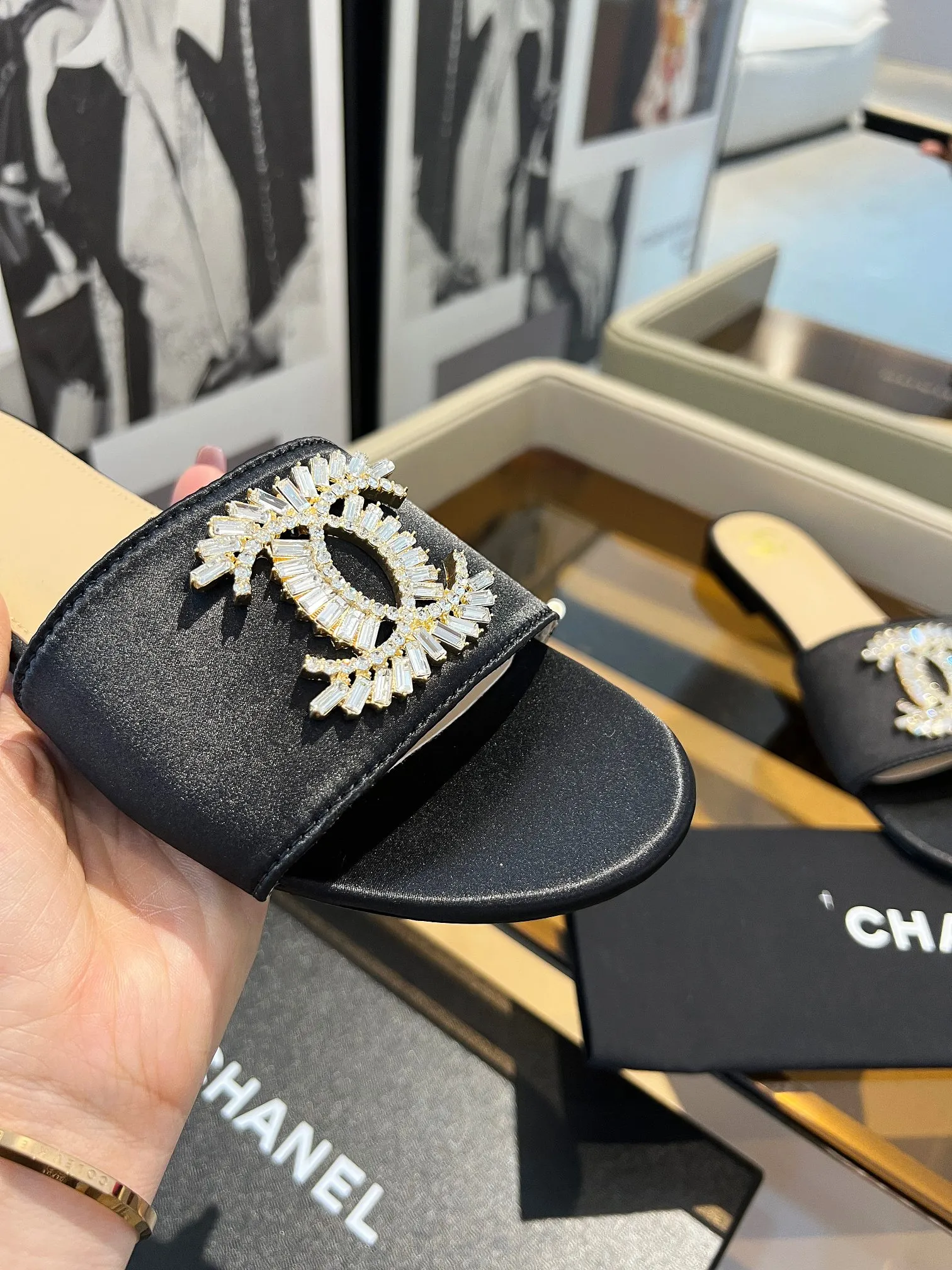👟👟Ex-factory price 340👟👟 Genuine leather bottom +40 🎉🎉🎉Chanel Xiaoxiang C family sandals series official website synchronization, classic and elegant, casual wear 🌹🌹🌹🌹Original logo~Select imported cowhide and C family custom fabrics, multiple colors for the goddess to choose! ❤️❤️❤️❤️ Code number: 36~40 (customized 35 41 42 43 44 cannot be returned or exchanged)